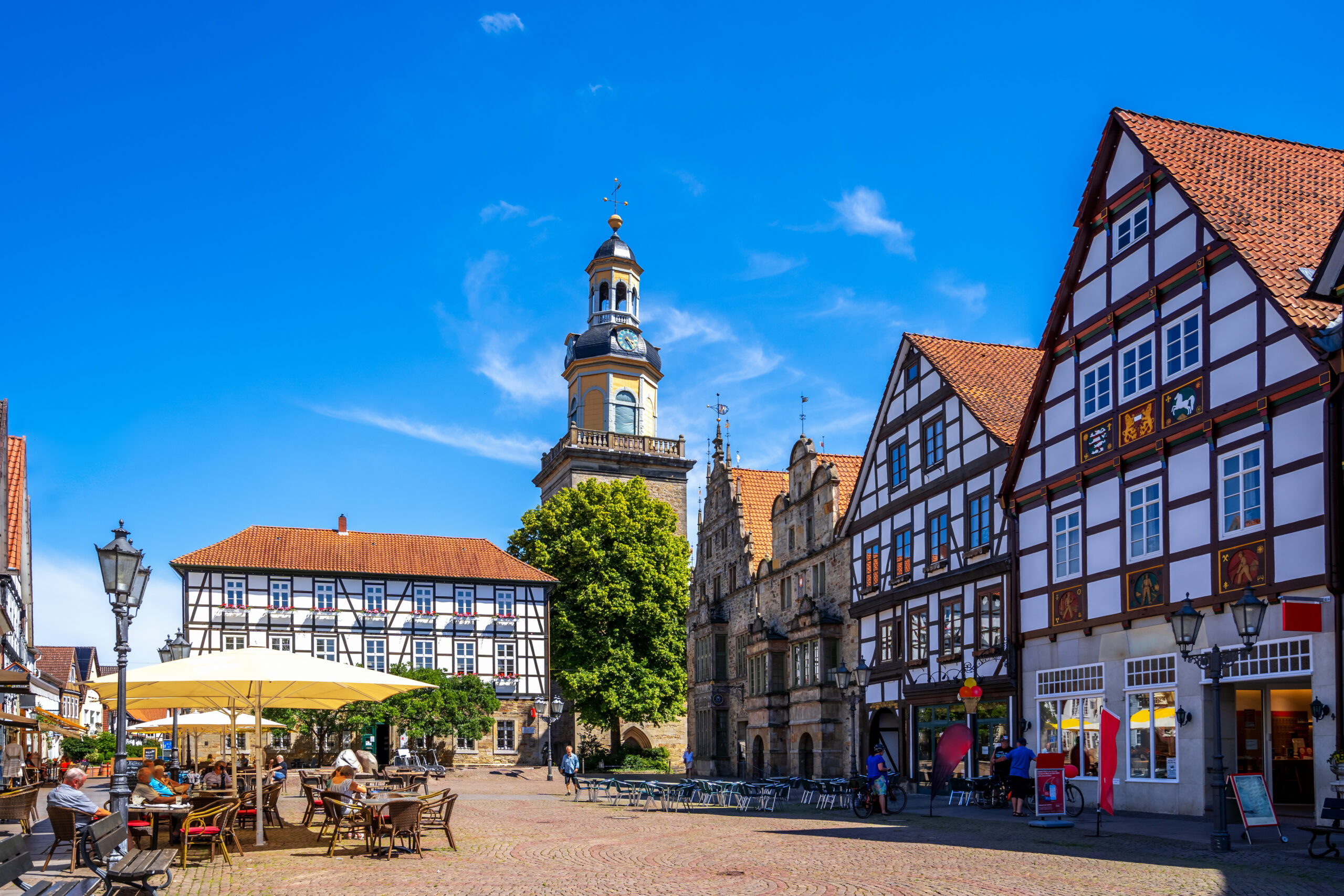 Altstadt von Rinteln mit Cafés und Fachwerkhäusern
