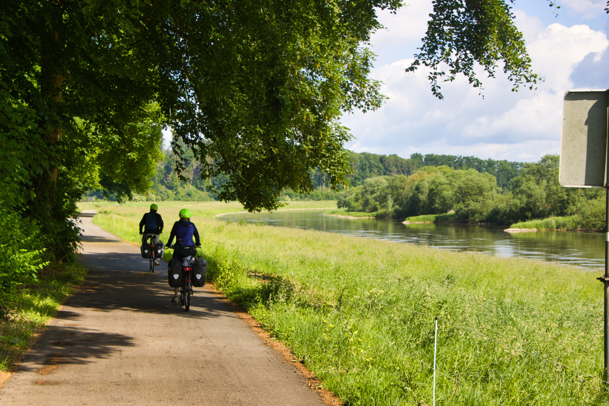 Radfahren auf dem Weser-Radweg (nur 200 m entfernt)